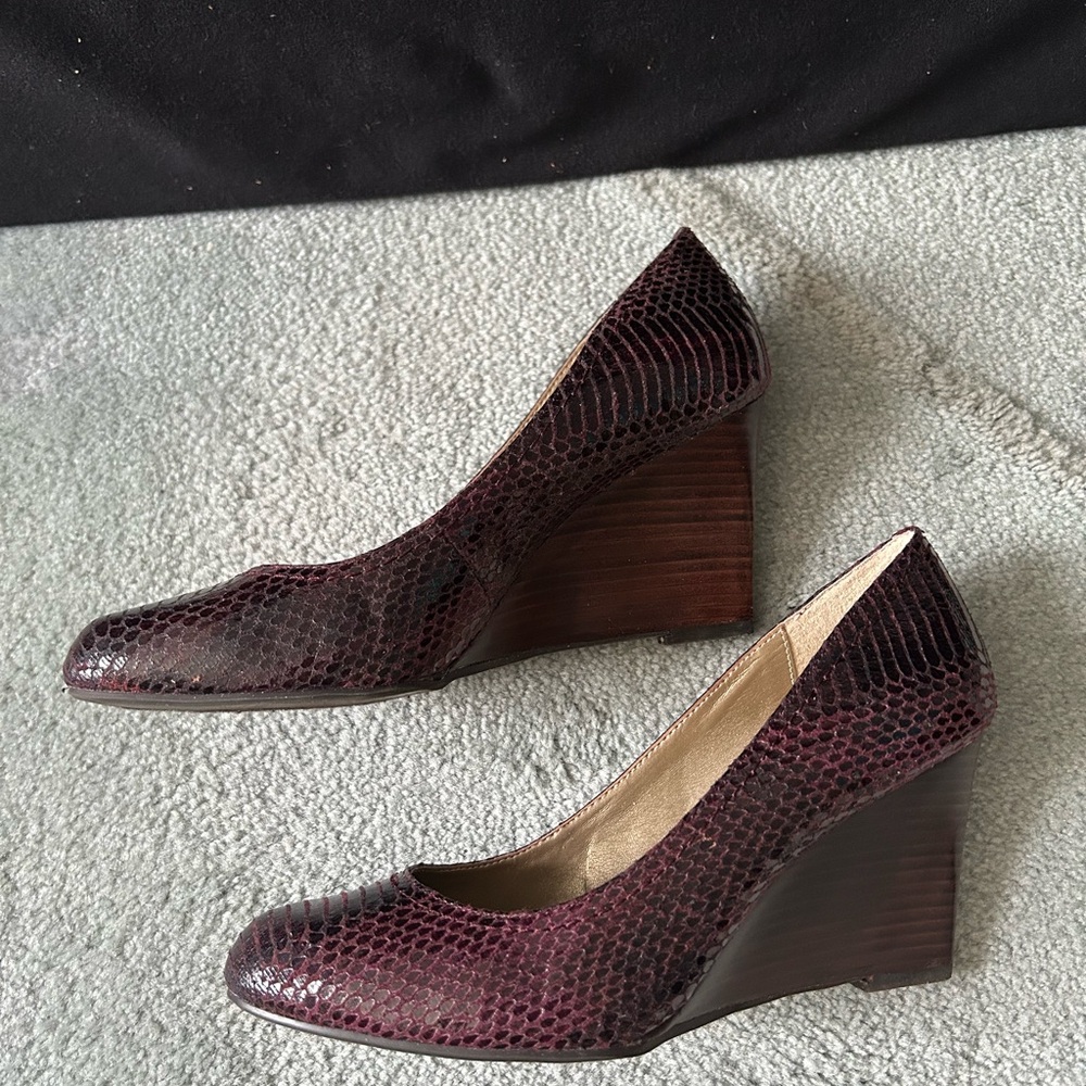 Adrienne Vittadini Wedge Shoes, Size 8 1/2M Snakeskin Like Texture